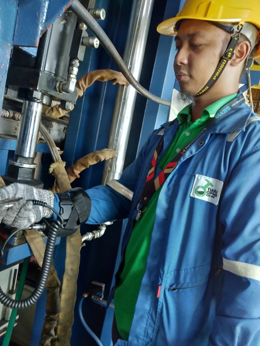 Hydraulic actuator servicing